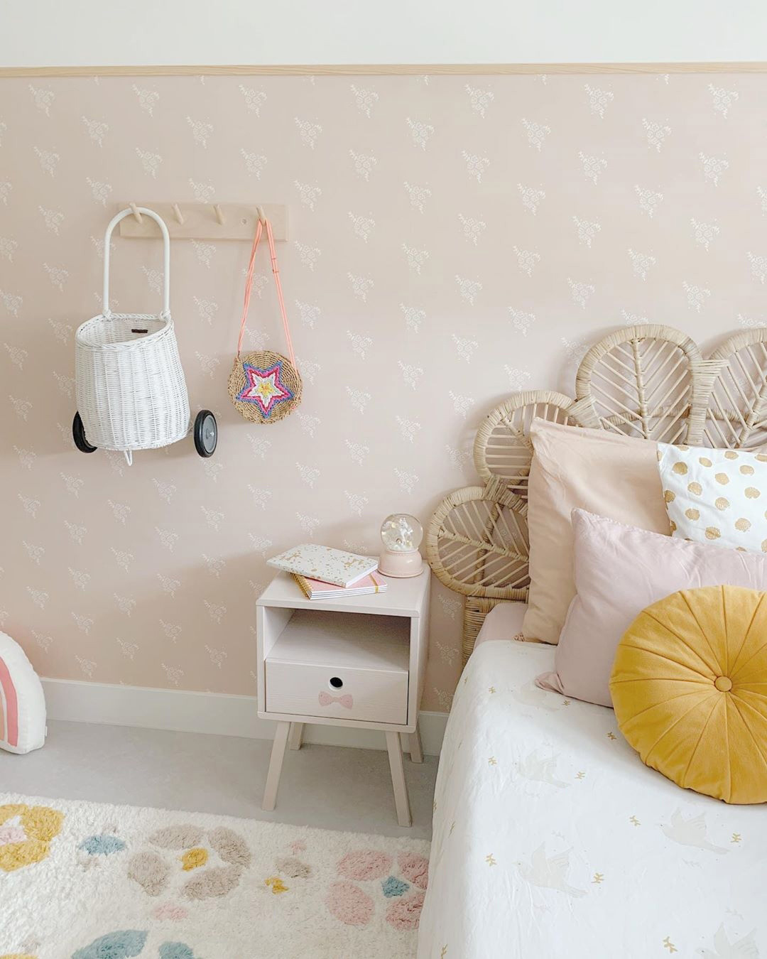 neutral-and-pastel-Wallpaper 10 Cute Ways to Use Removable Wallpaper for Your Kid’s Bedroom