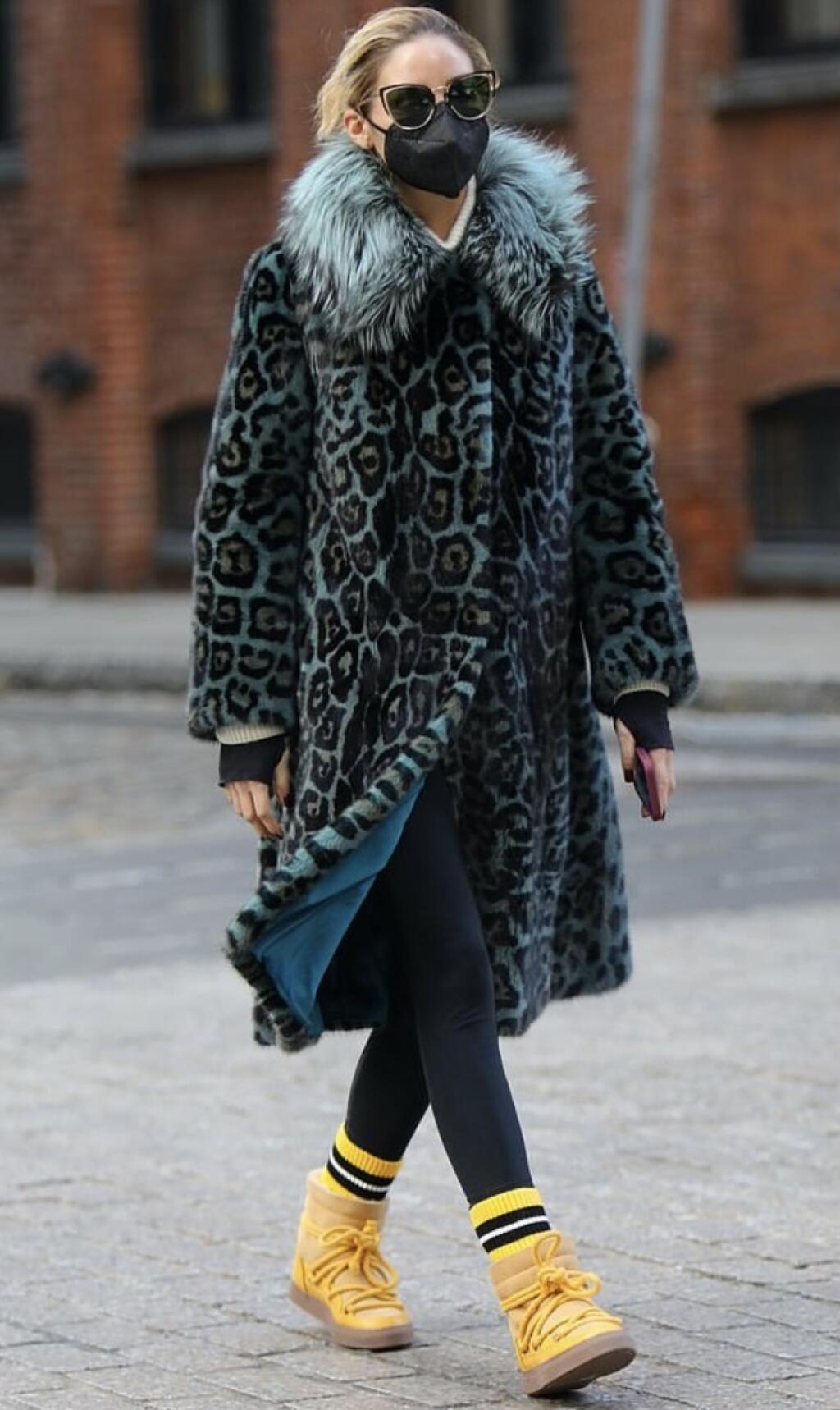 Leopard Print Coat. 60+ Fashionable '90s Ladies Outfit Ideas That Come Back - 12