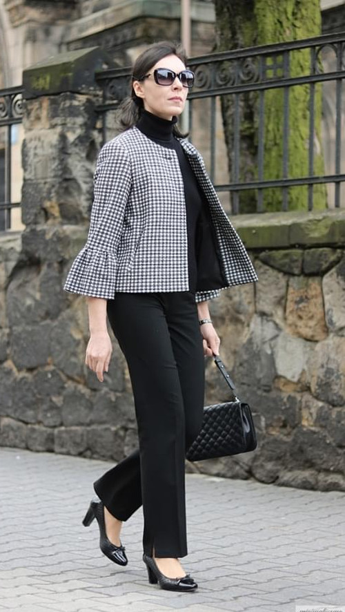 2021-12-05_030638 Stylish work outfit ideas for women over 50 to inspire you