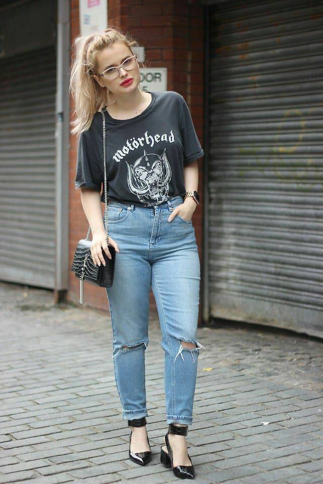 Basic-T-shirt-with-jeans-3 60+ Hot Trending Clothes for Teenage Girl 2022