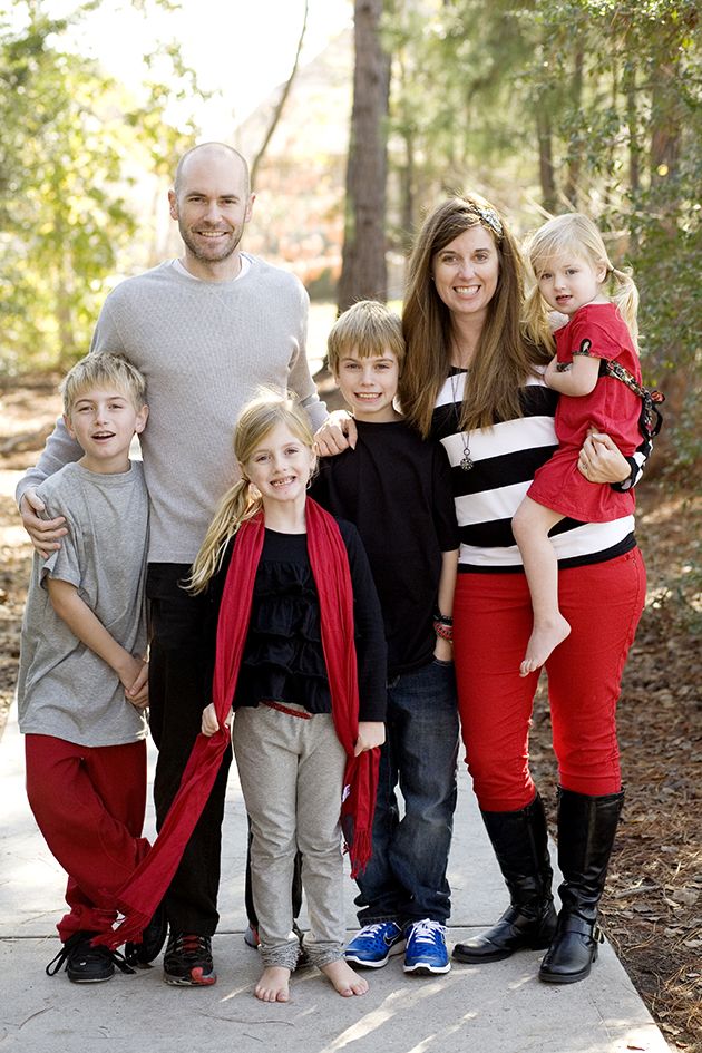 Contrast and colors... 70+ Best Family Photoshoot Outfit Ideas That You Must Check - 14