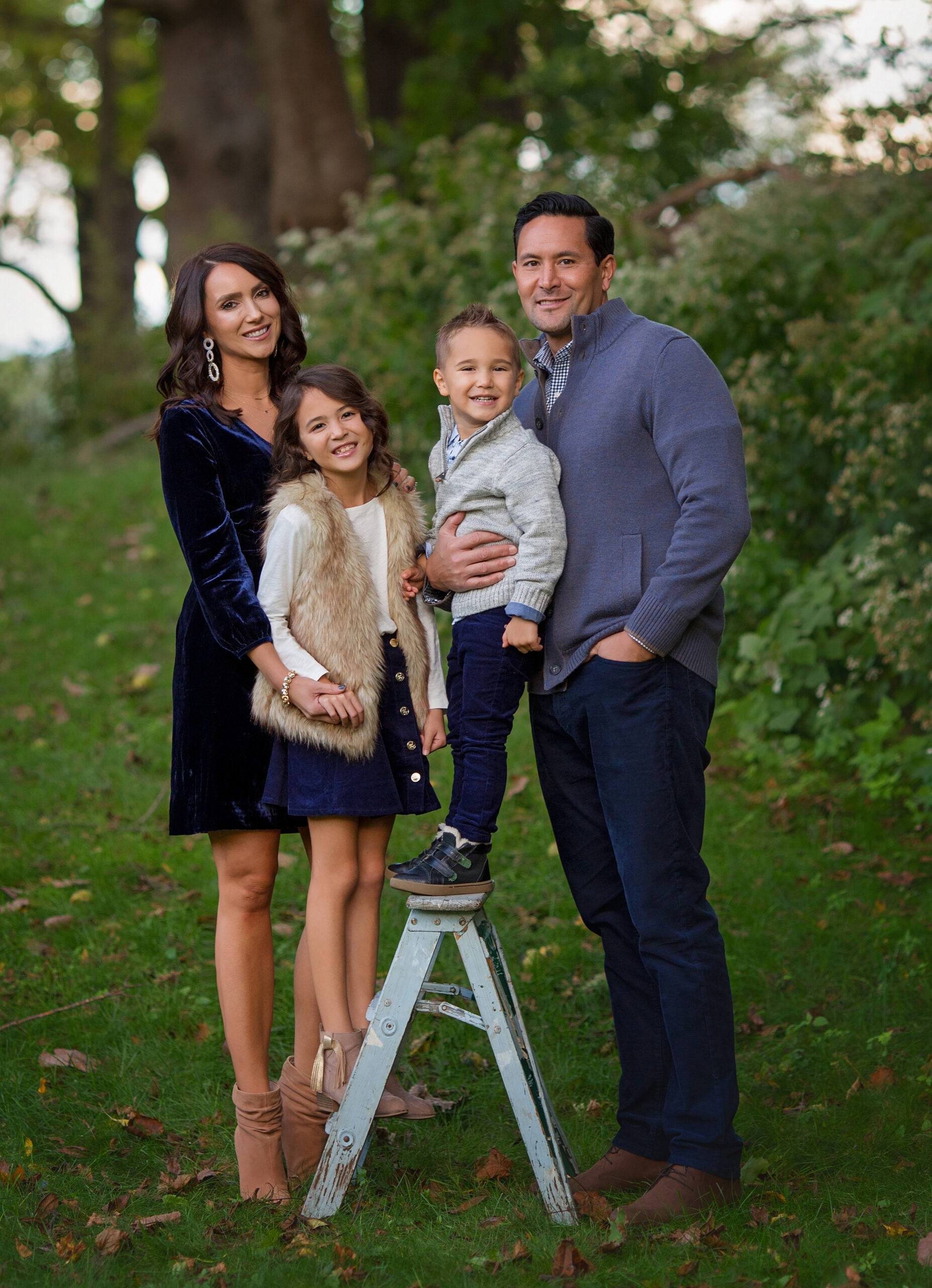 family photoshoot 70+ Best Family Photoshoot Outfit Ideas That You Must Check - 5