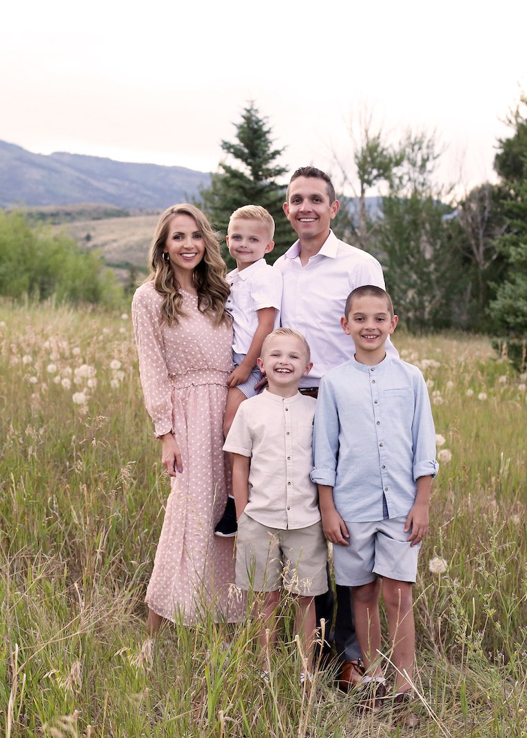 family photoshoots... 70+ Best Family Photoshoot Outfit Ideas That You Must Check - 24