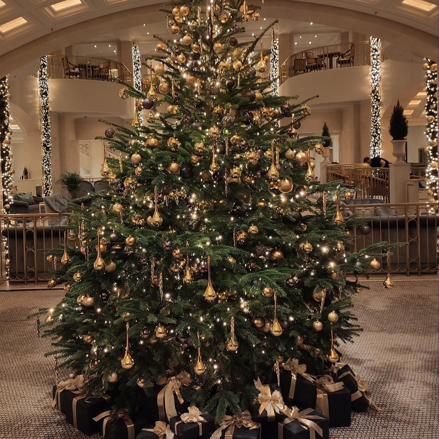 Attractive Christmas Tree Top 70+ Christmas Decoration Ideas - 64