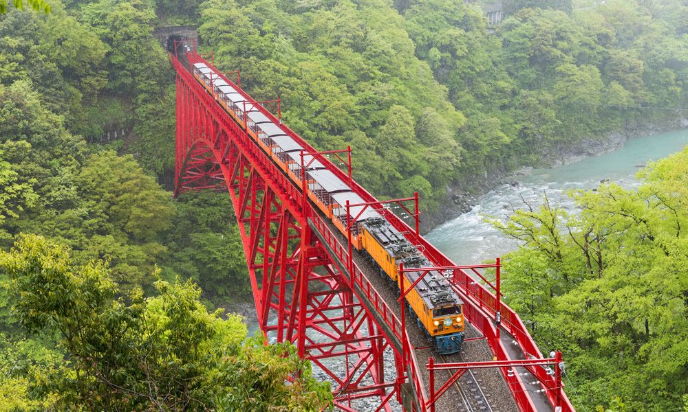 Kurobe-Gorge-Railway-Line Top Scenic Train Rides in Japan You Shouldn't Miss