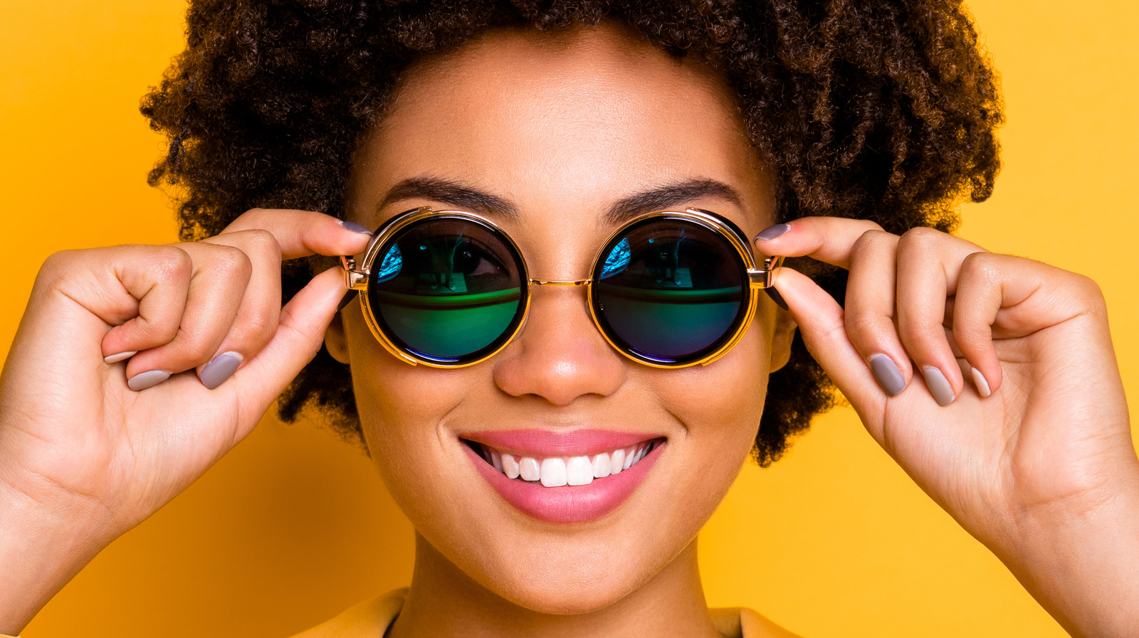 Circle Sunglasses 70+ Hottest Spring Fashion Trends for Women - 11