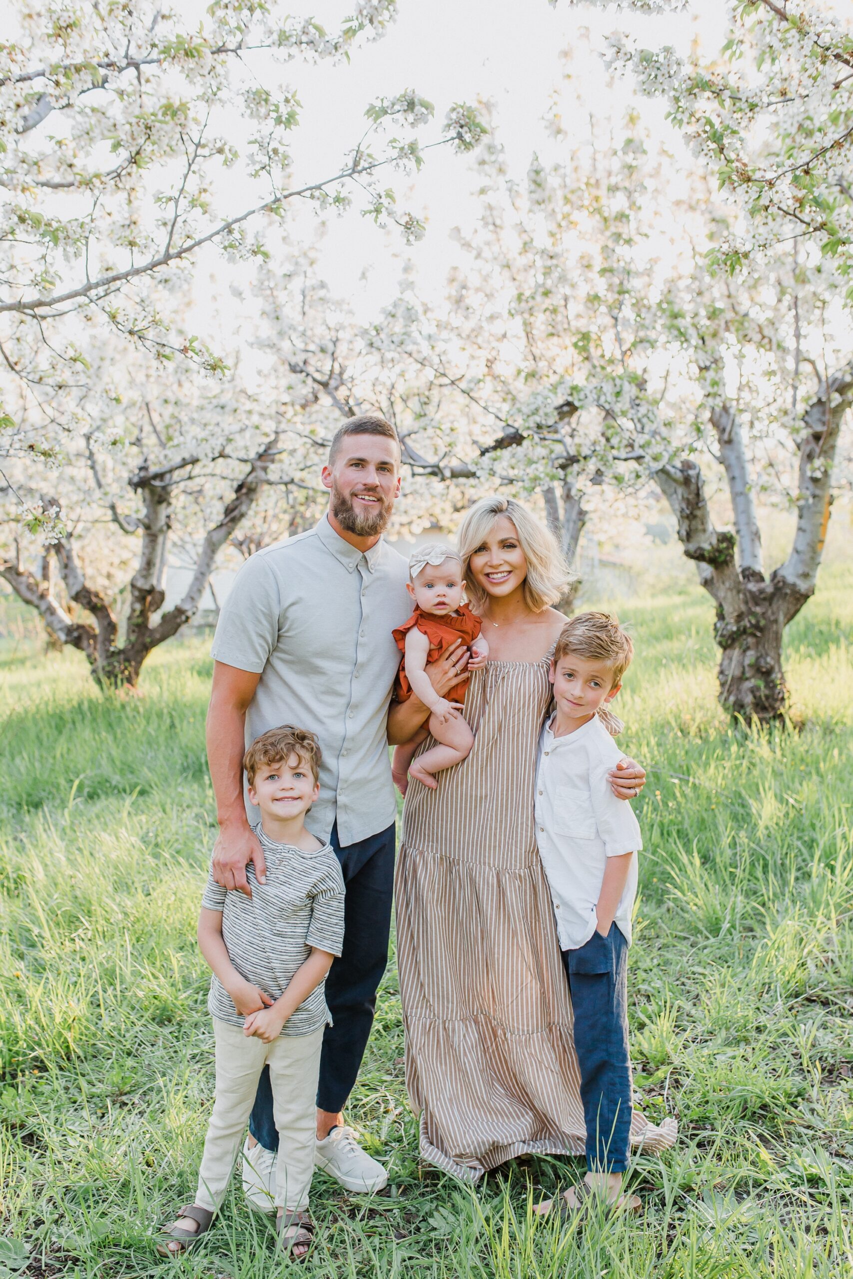 70+ Best Chosen Family Photo Outfit Ideas in Summer 55 Gingham or neutral striped 70+ Best Chosen Family Photo Outfit Ideas in Summer - 53