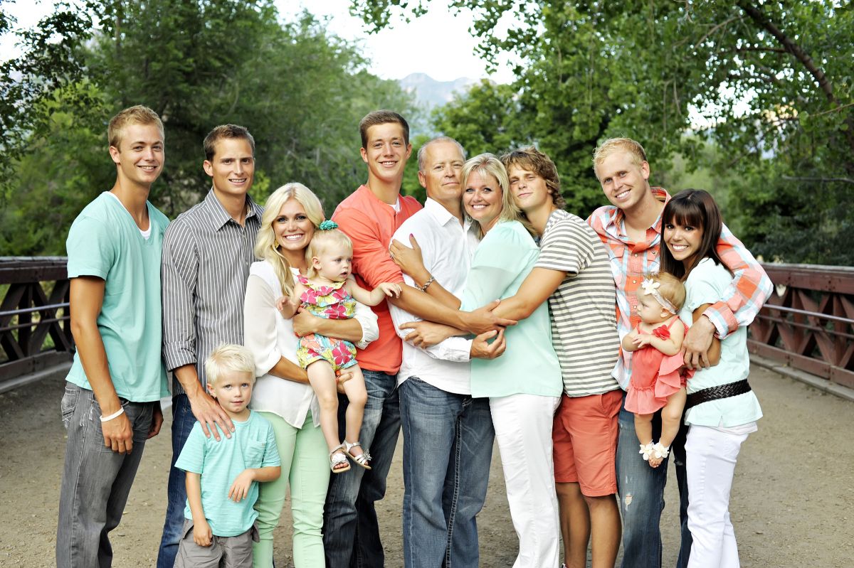 70+ Best Chosen Family Photo Outfit Ideas in Summer 68 Mint and Salmon. 70+ Best Chosen Family Photo Outfit Ideas in Summer - 66