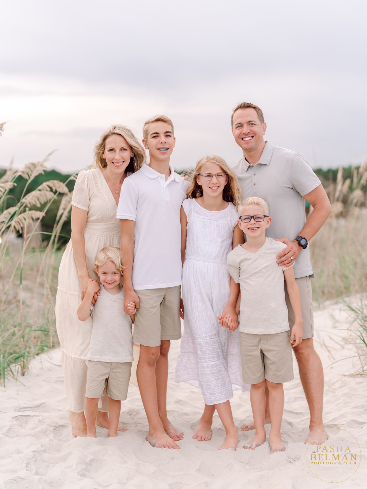 70+ Best Chosen Family Photo Outfit Ideas in Summer 31 Neutral Creamy Look 1 70+ Best Chosen Family Photo Outfit Ideas in Summer - 30
