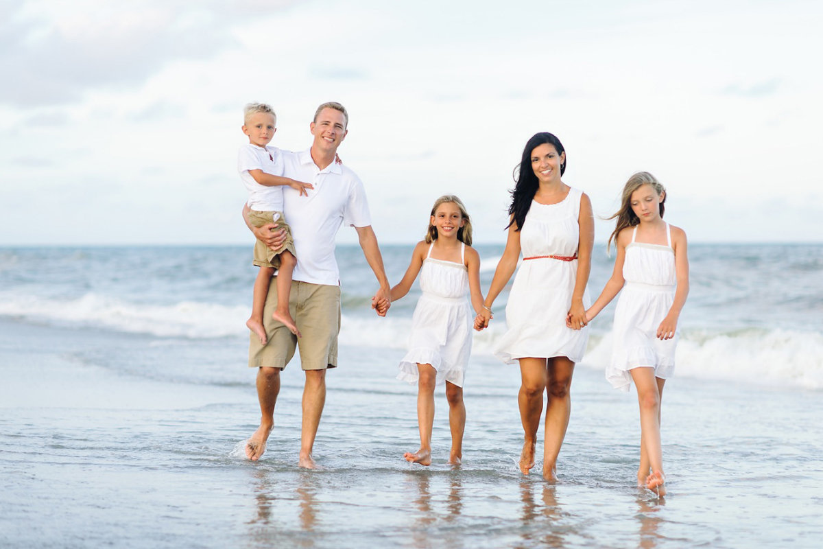 70+ Best Chosen Family Photo Outfit Ideas in Summer 34 Neutral Creamy Look. 70+ Best Chosen Family Photo Outfit Ideas in Summer - 33