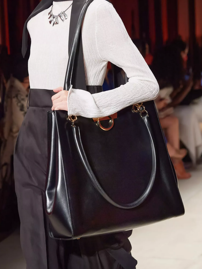 70+ Hottest Spring Fashion Trends for Women 28 bulky bag 70+ Hottest Spring Fashion Trends for Women - 26