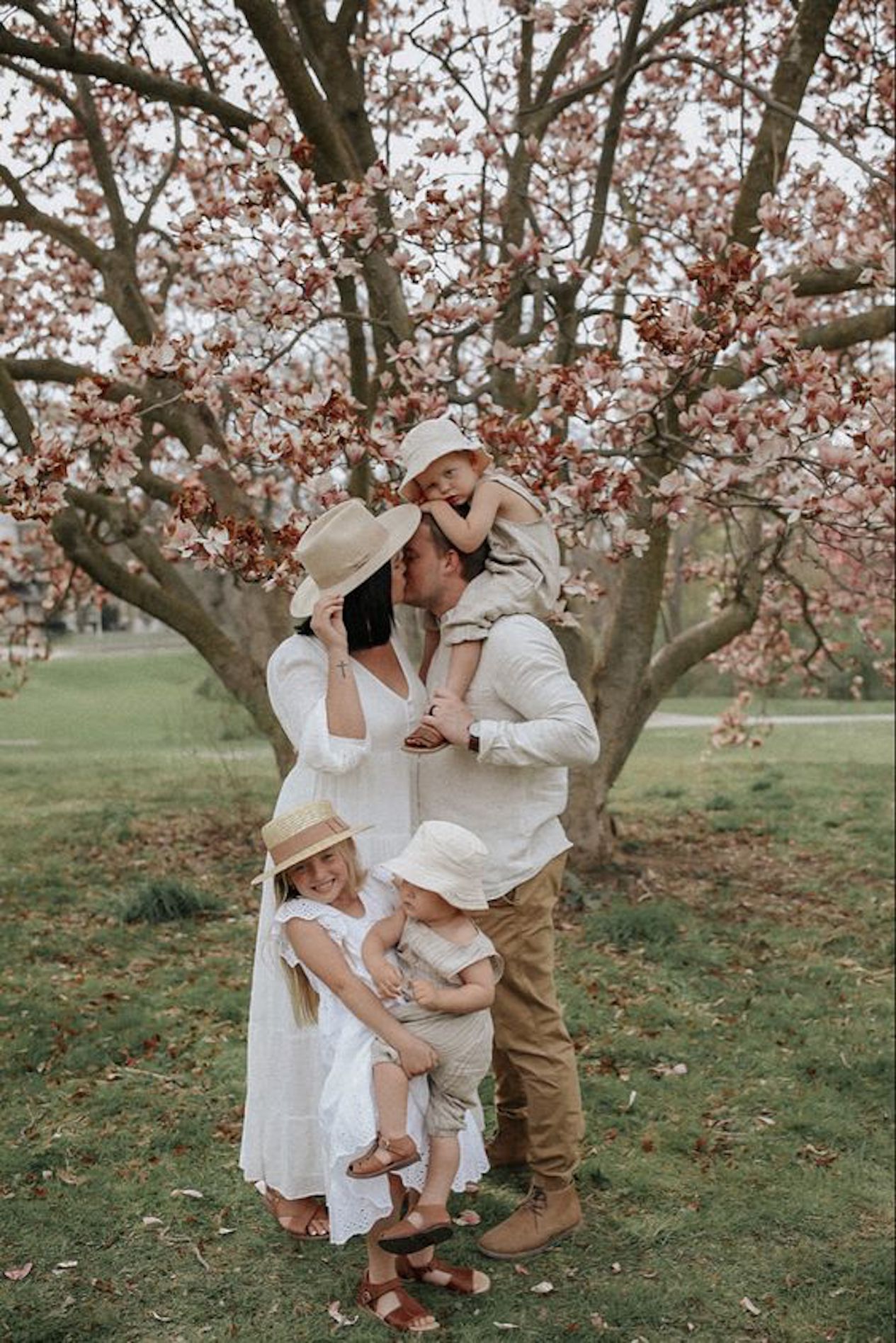 70+ Best Chosen Family Photo Outfit Ideas in Summer 35 netral with spring 70+ Best Chosen Family Photo Outfit Ideas in Summer - 34