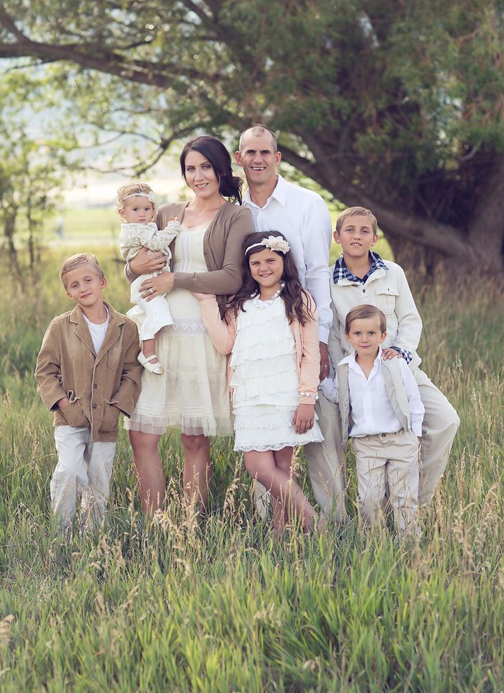 neutral 70+ Best Chosen Family Photo Outfit Ideas in Summer - 29