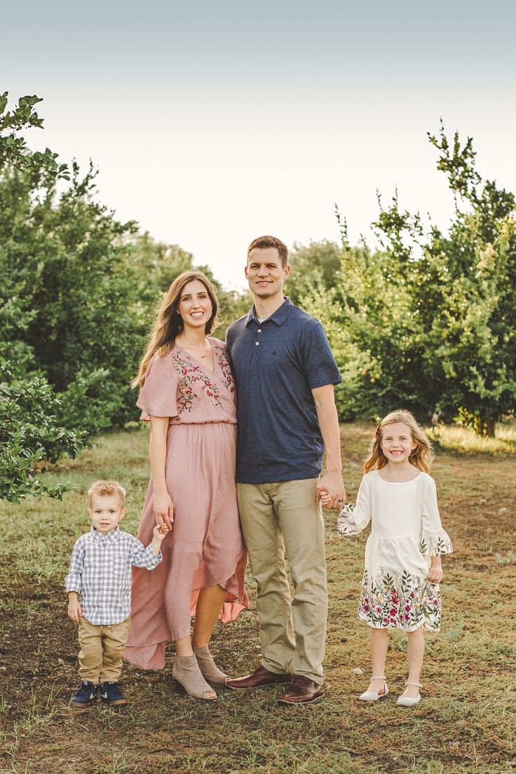 70+ Best Chosen Family Photo Outfit Ideas in Summer 63 olive and pink.. 1 70+ Best Chosen Family Photo Outfit Ideas in Summer - 61