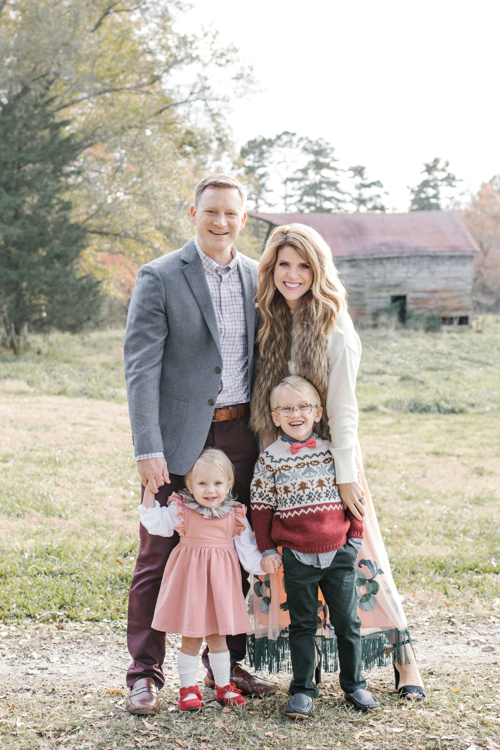 70+ Best Chosen Family Photo Outfit Ideas in Summer 61 olive and pink. 70+ Best Chosen Family Photo Outfit Ideas in Summer - 59