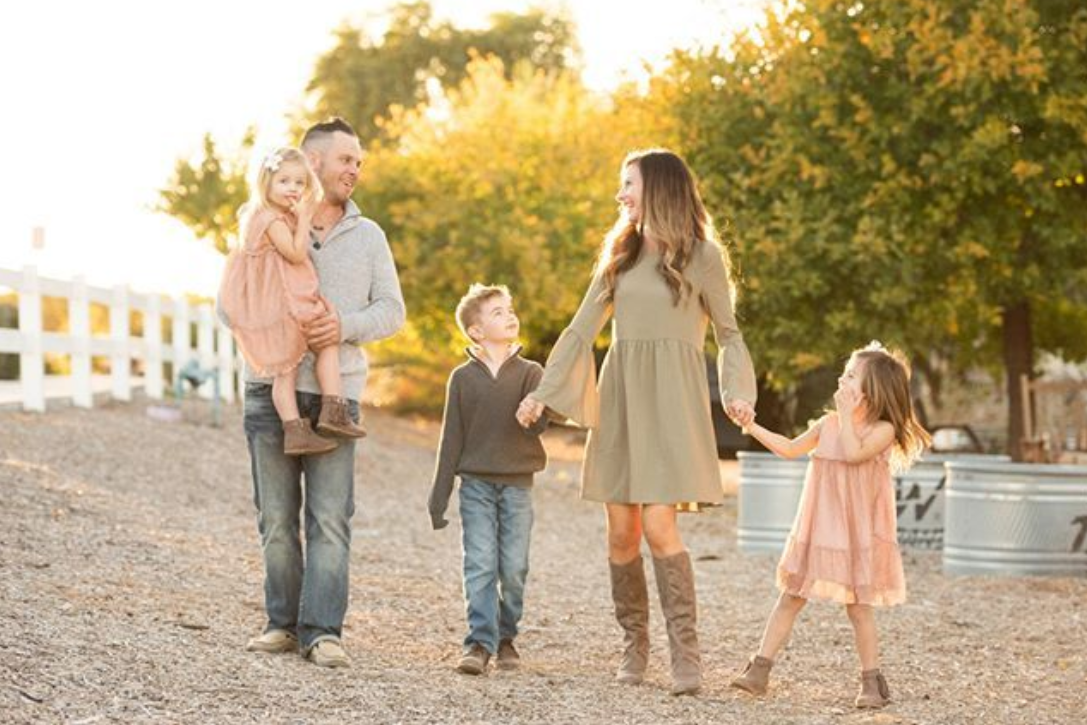 70+ Best Chosen Family Photo Outfit Ideas in Summer 62 pink and olive 70+ Best Chosen Family Photo Outfit Ideas in Summer - 60