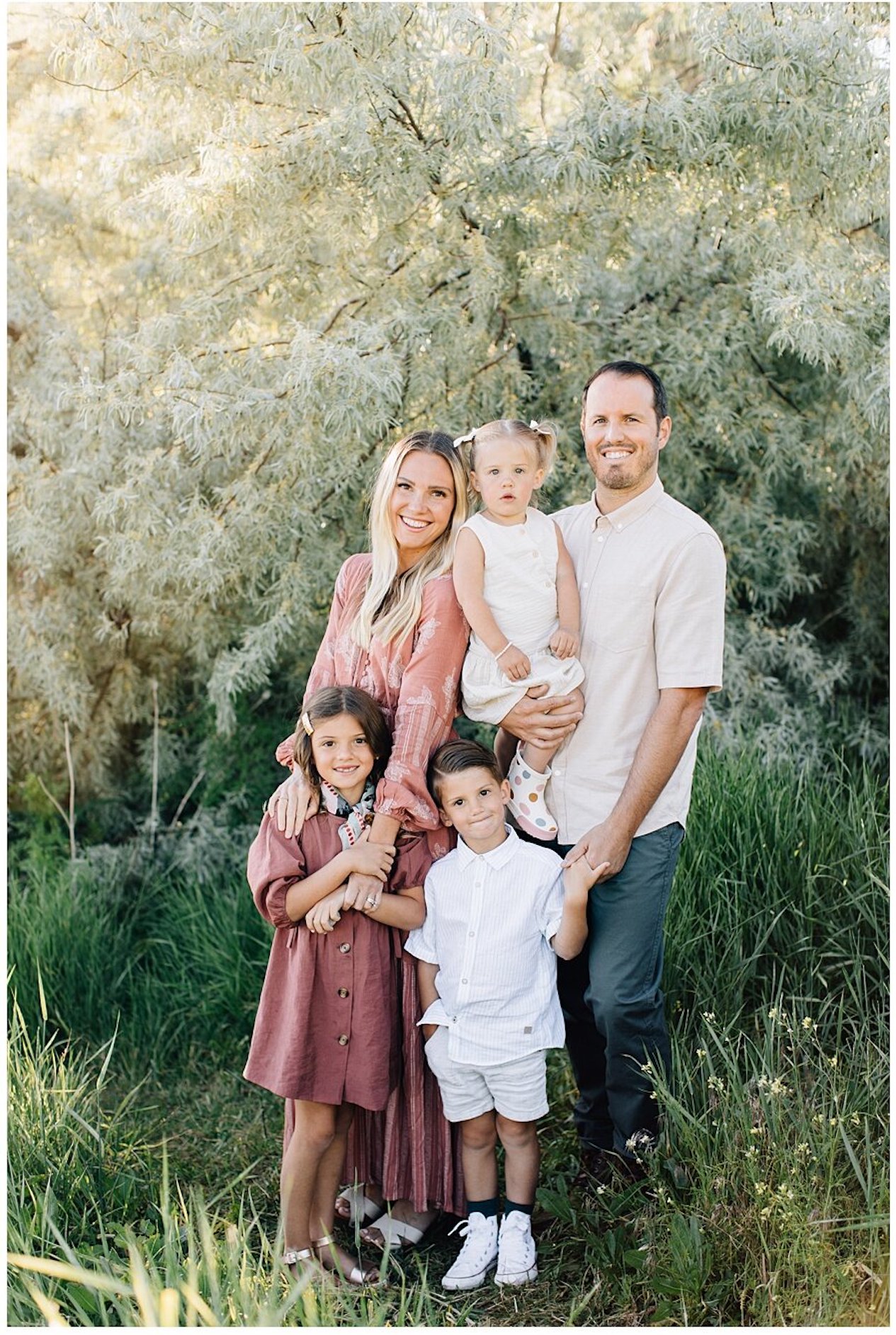 70+ Best Chosen Family Photo Outfit Ideas in Summer 44 pink 70+ Best Chosen Family Photo Outfit Ideas in Summer - 43