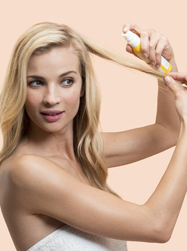 Using a hair lightening spray for blondes