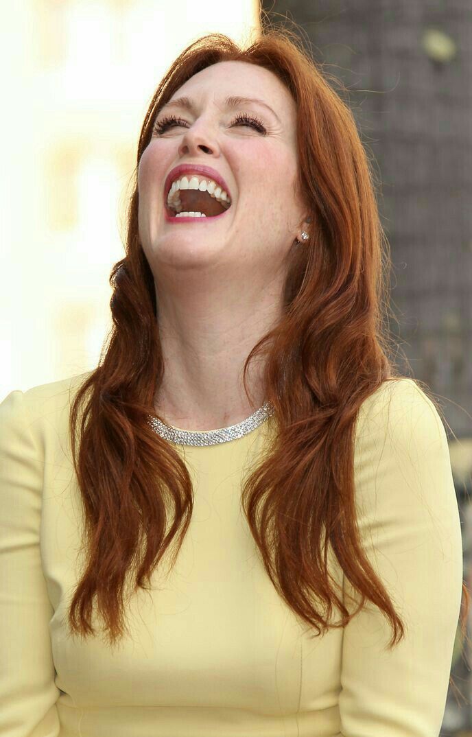 Top 10 Celebrities with a Gummy Smile 9 Julianne Moore Top 10 Celebrities with a Gummy Smile - 4
