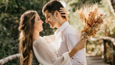 GIVE FLOWERS TO A WOMAN