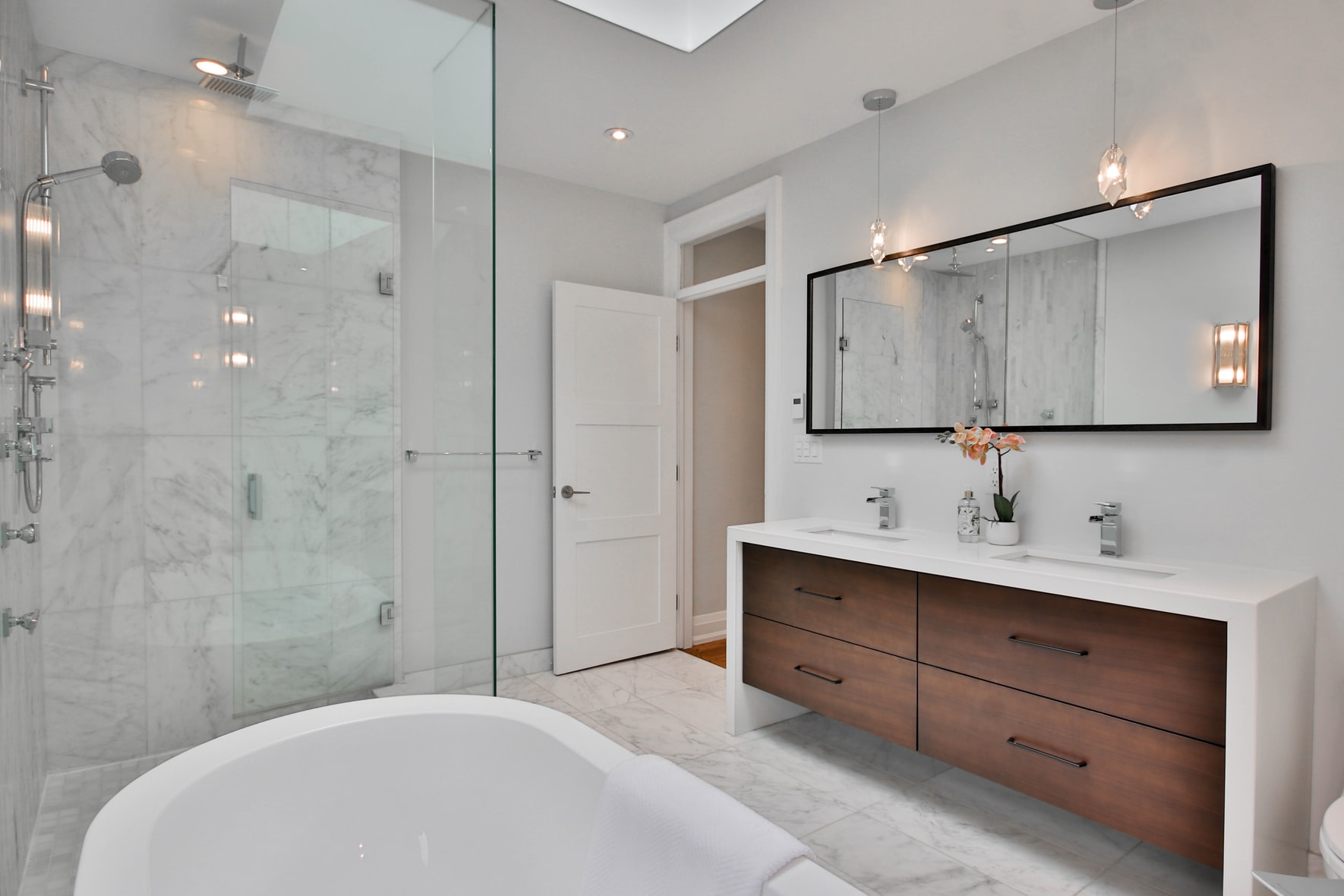 home 5 Tips for Designing a Luxurious Master Bathroom - 1