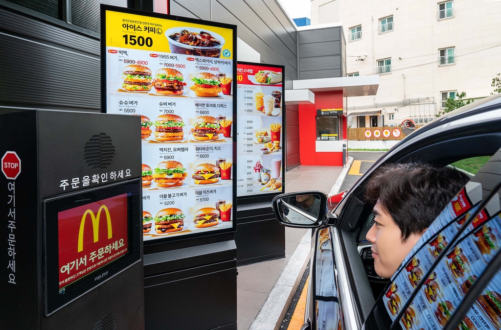 digital signage of the classic mcdonald’s example