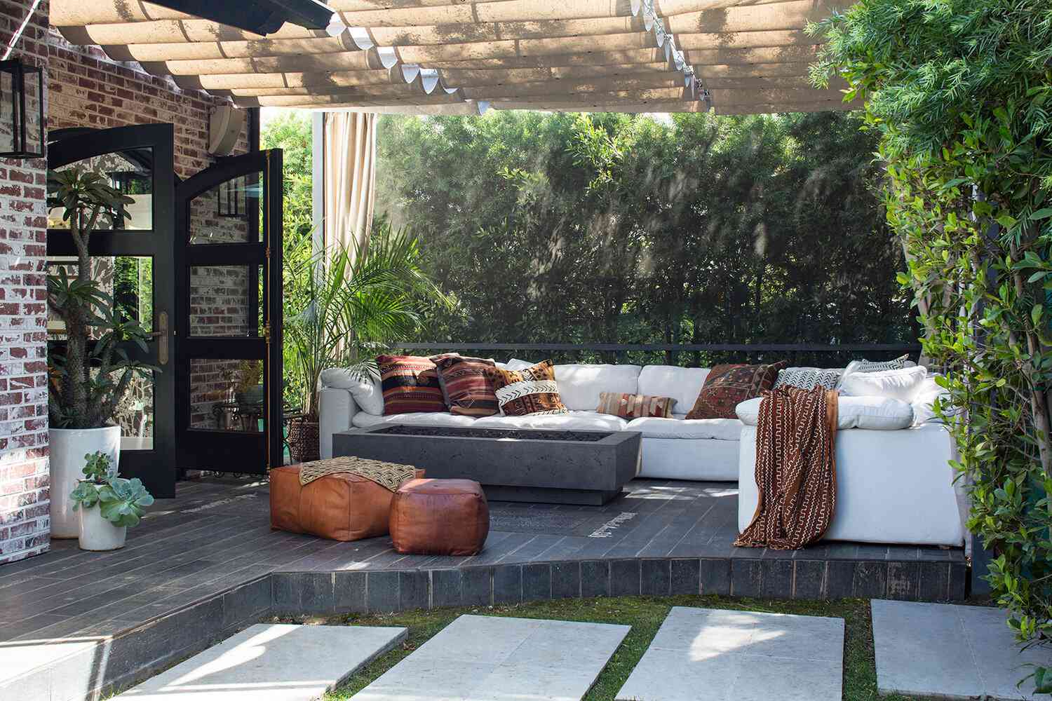 Outdoor Living Room Top 10 Outdoor Living Spaces for Unforgettable Family Moments - 6
