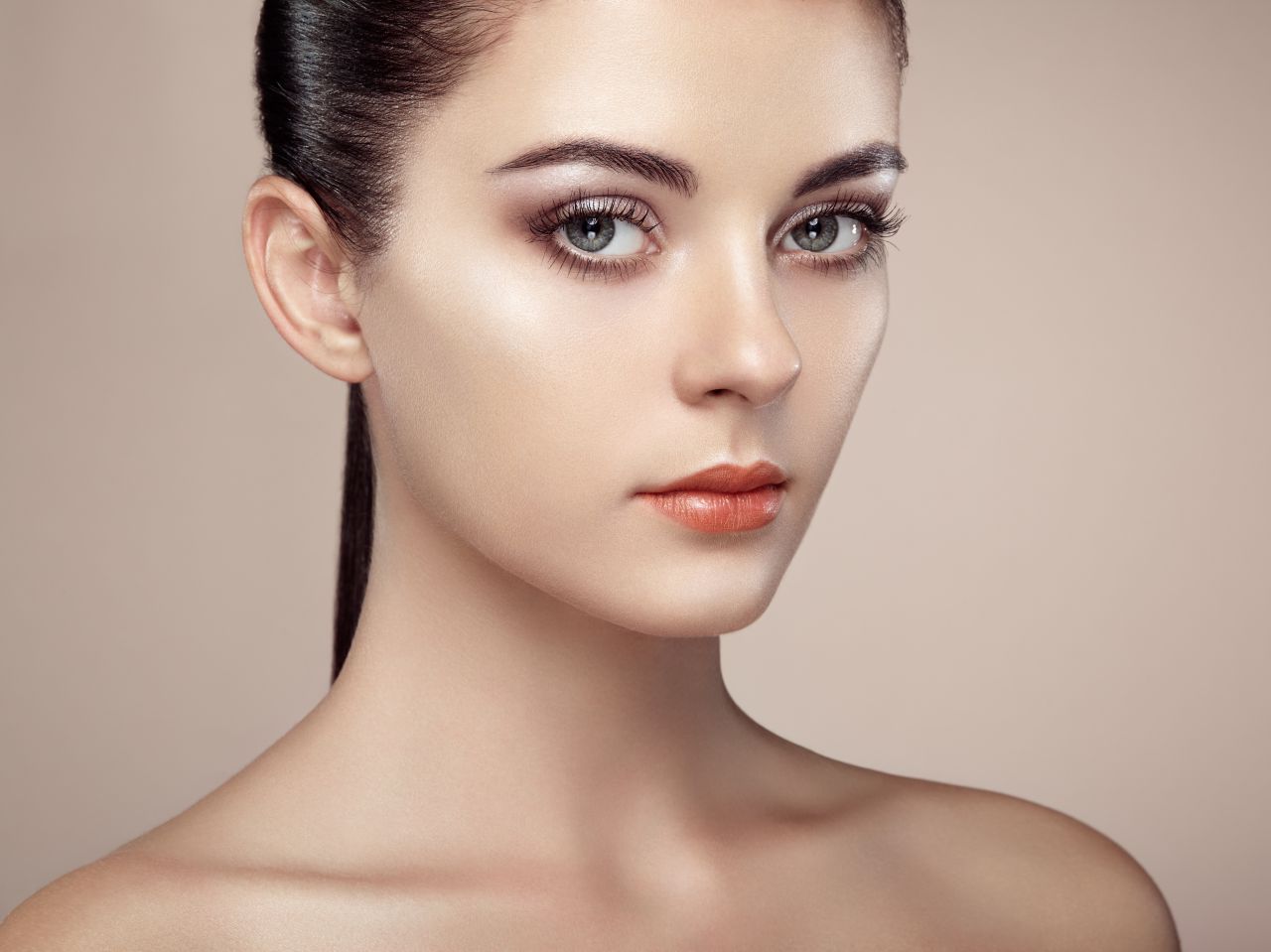 Top 10 Beauty Trends 2025 : New York fashion week Spring 2025 4 Minimalist Makeup Top 10 Beauty Trends 2025 : New York fashion week Spring 2025 - 4