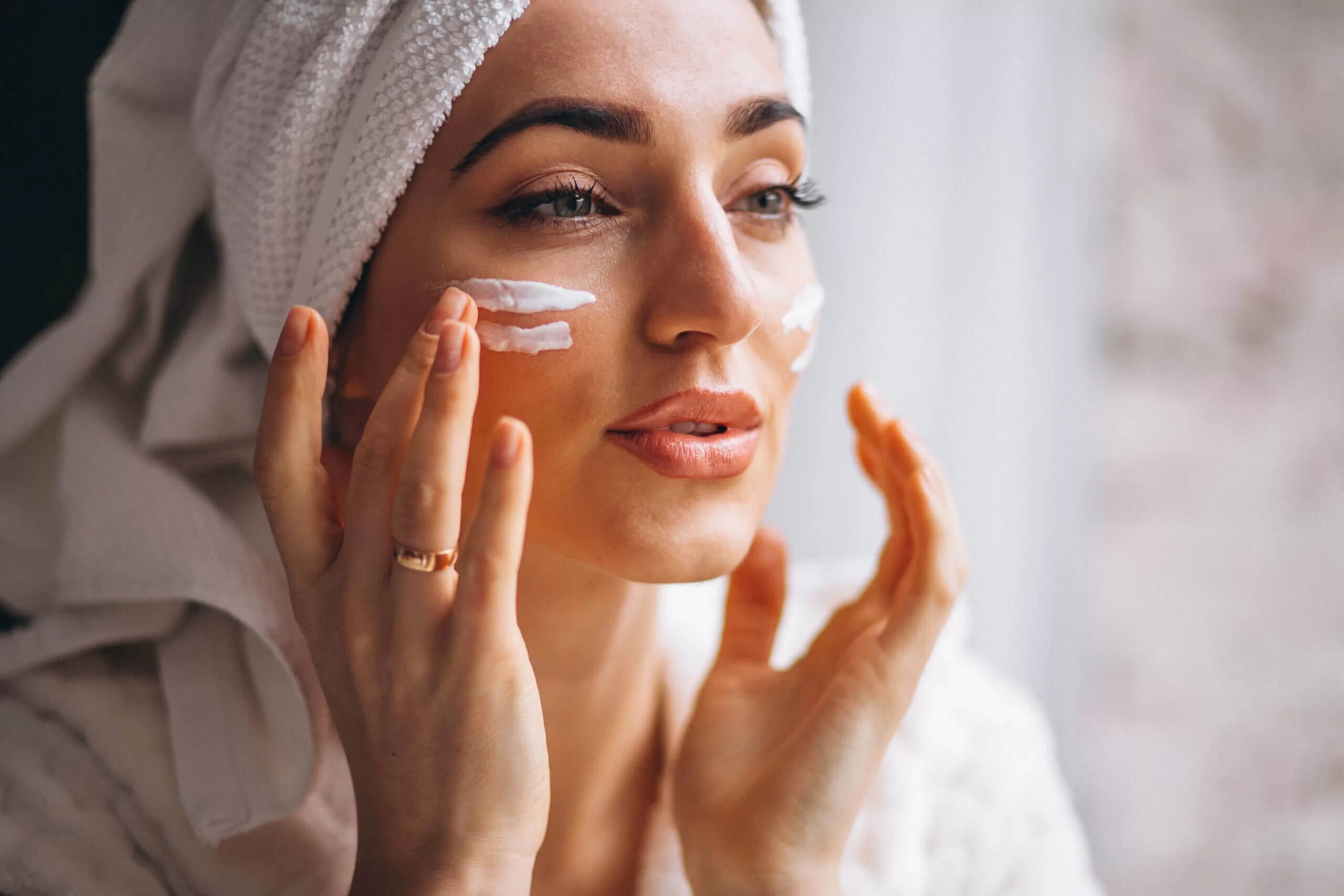 The Best Skincare Routine for Your 40s: Tips from Dermatologists 6 face moisturizer The Best Skincare Routine for Your 40s: Tips from Dermatologists - 6