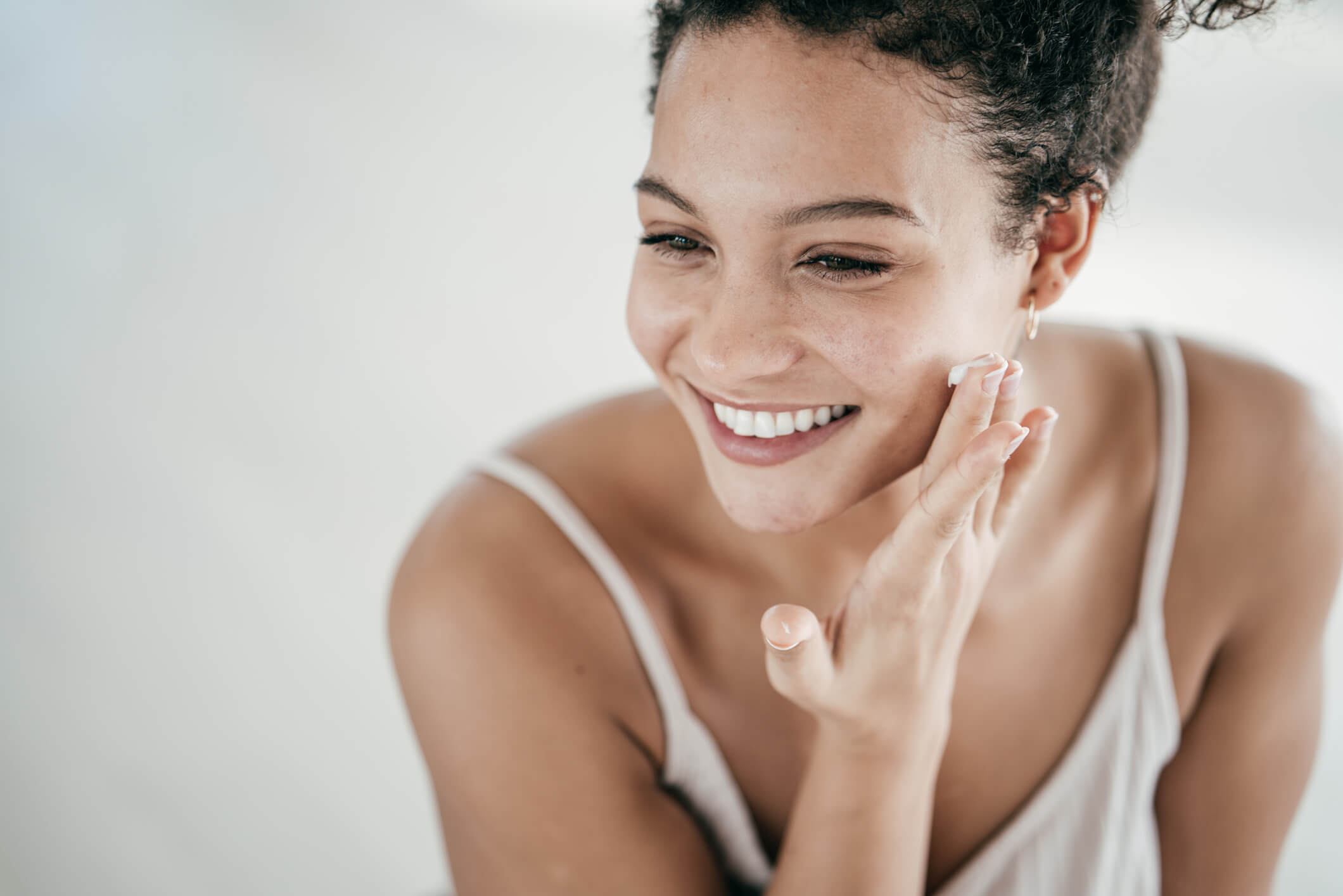 The Best Skincare Routine for Your 40s: Tips from Dermatologists 8 face retinol The Best Skincare Routine for Your 40s: Tips from Dermatologists - 8