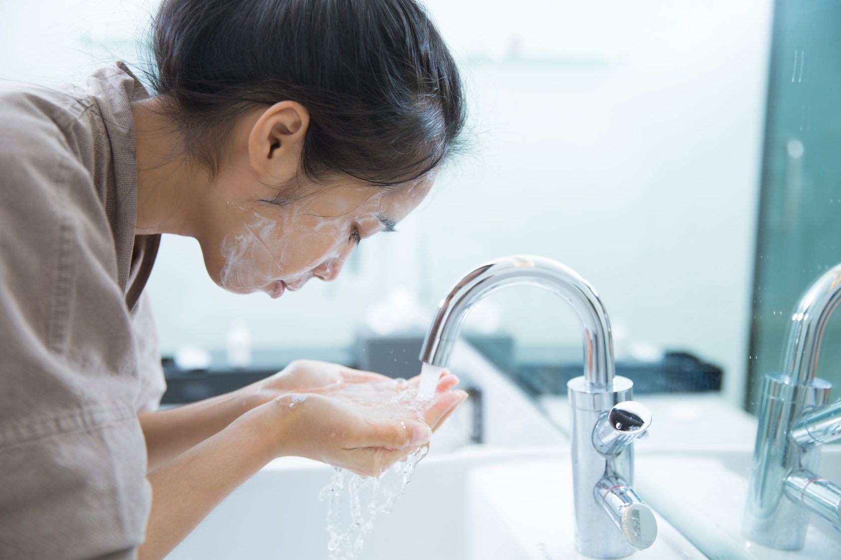 The Best Skincare Routine for Your 40s: Tips from Dermatologists 2 gentel cleanser The Best Skincare Routine for Your 40s: Tips from Dermatologists - 2