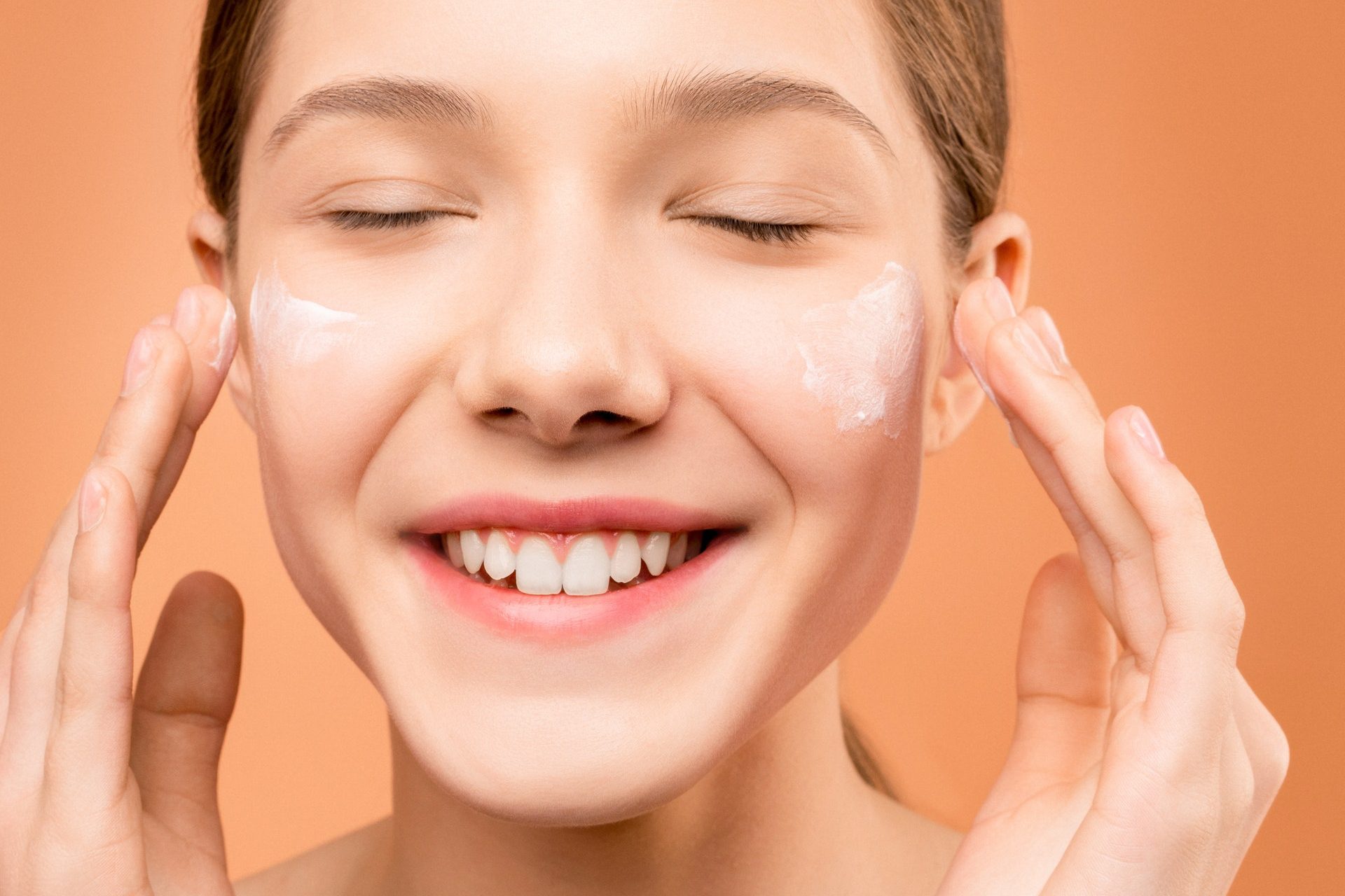 The Best Skincare Routine for Your 40s: Tips from Dermatologists 7 sunscreen The Best Skincare Routine for Your 40s: Tips from Dermatologists - 7