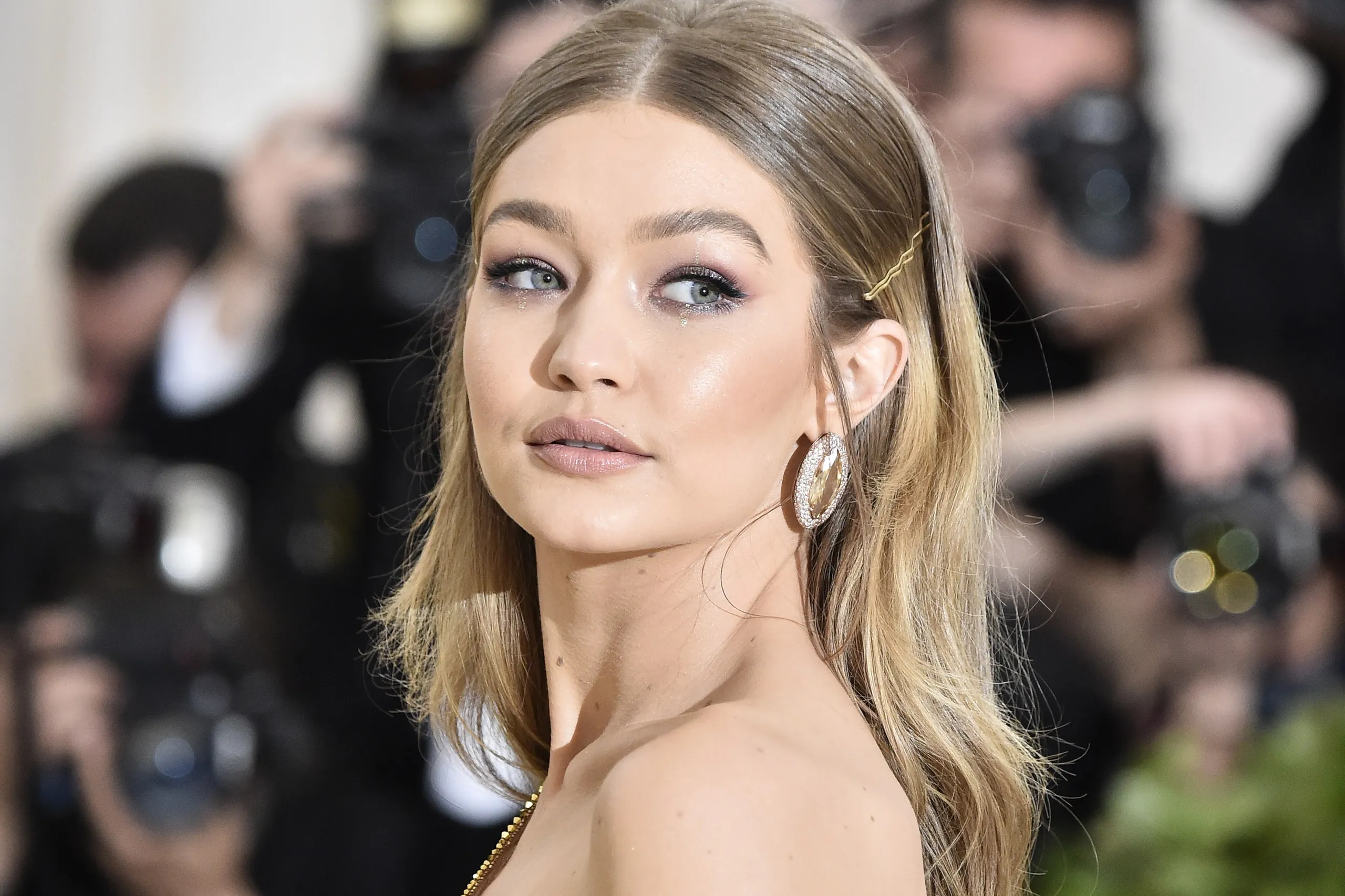 Top 7 Fashion Influencers in 2025: Trends and Styles to Follow 5 Gigi Hadid Top 7 Fashion Influencers in 2025: Trends and Styles to Follow - 5