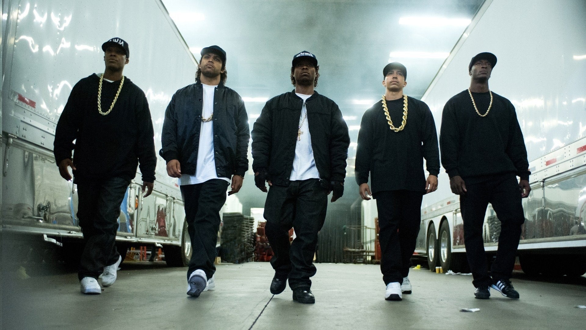 Streetwear Style Guide: How to Nail the Look in 2025 3 Hip Hop Streetwear Style Guide: How to Nail the Look in 2025 - 3