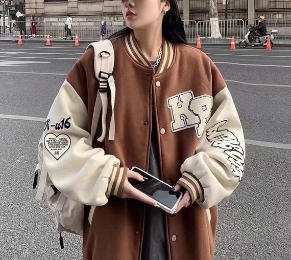 Streetwear Style Guide: How to Nail the Look in 2025 7 Varsity Streetwear Style Guide: How to Nail the Look in 2025 - 7