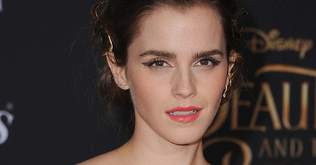 Emma Watsons Elegant Winged Liner and Soft Makeup Best Celebrity Makeup Looks: Makeup Artist Tips - 9