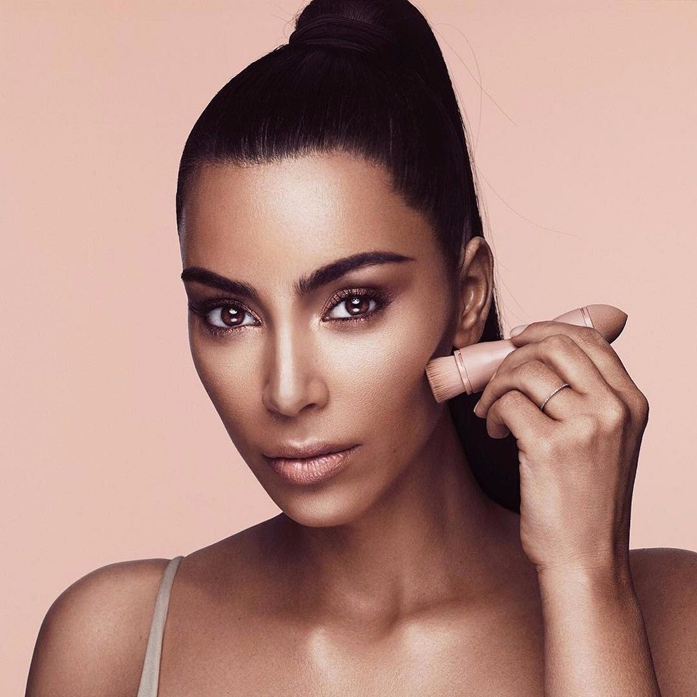 Kim Kardashians Sculpted Contour Best Celebrity Makeup Looks: Makeup Artist Tips - 2