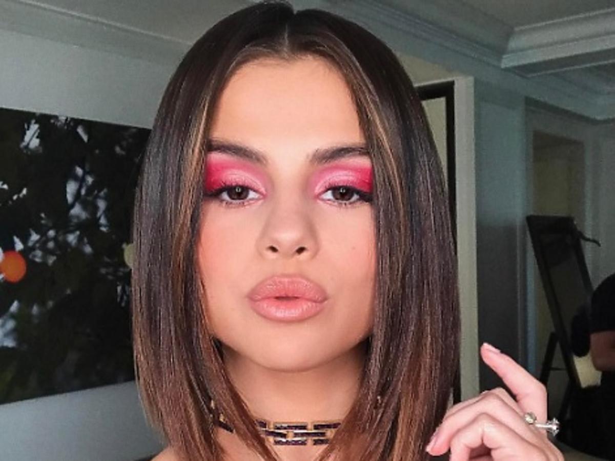 Selena Gomezs Soft Pink Smoky Eye Best Celebrity Makeup Looks: Makeup Artist Tips - 8
