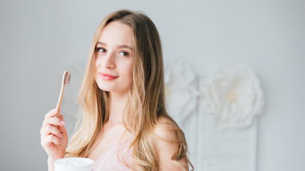 Toothbrush Flyaway 🌸 Top 7 Simple Beauty Hacks to Try at Home - 8
