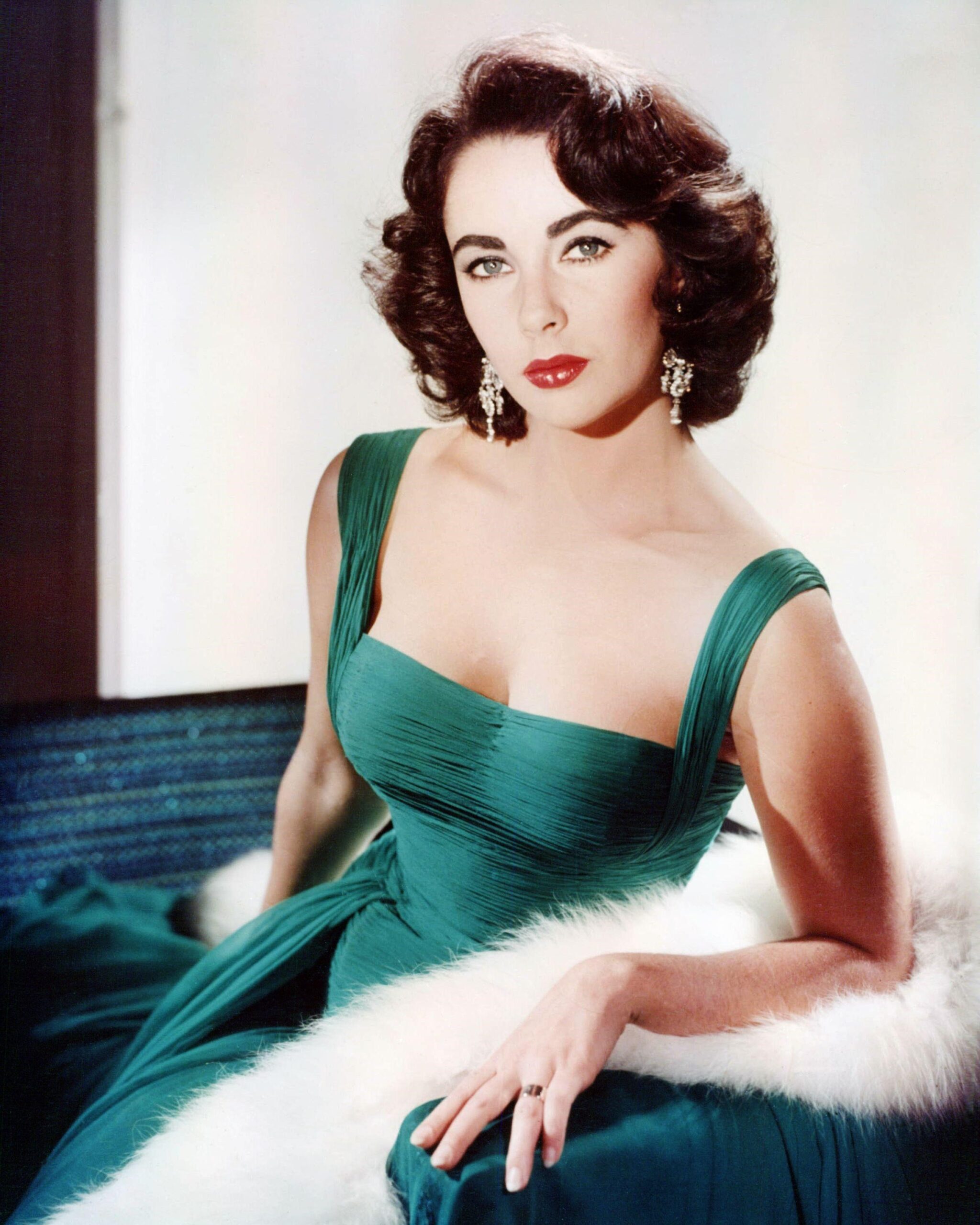 Elizabeth Taylor scaled 15 Hollywood Actresses Who Changed Fashion Forever - 6